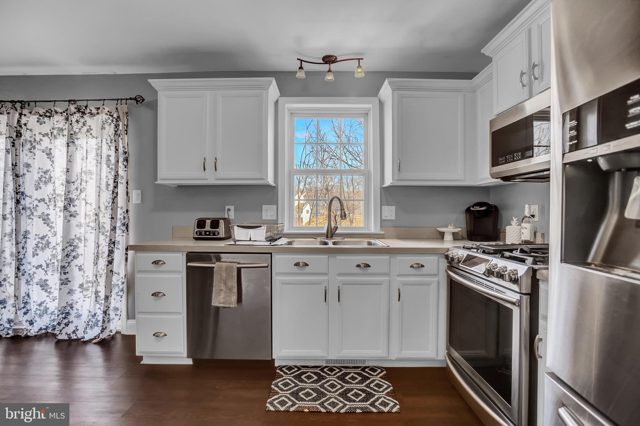 201 Riders Way Lebanon, PA 17042 - Photo 11 of 27 Bright and Open Kitchen