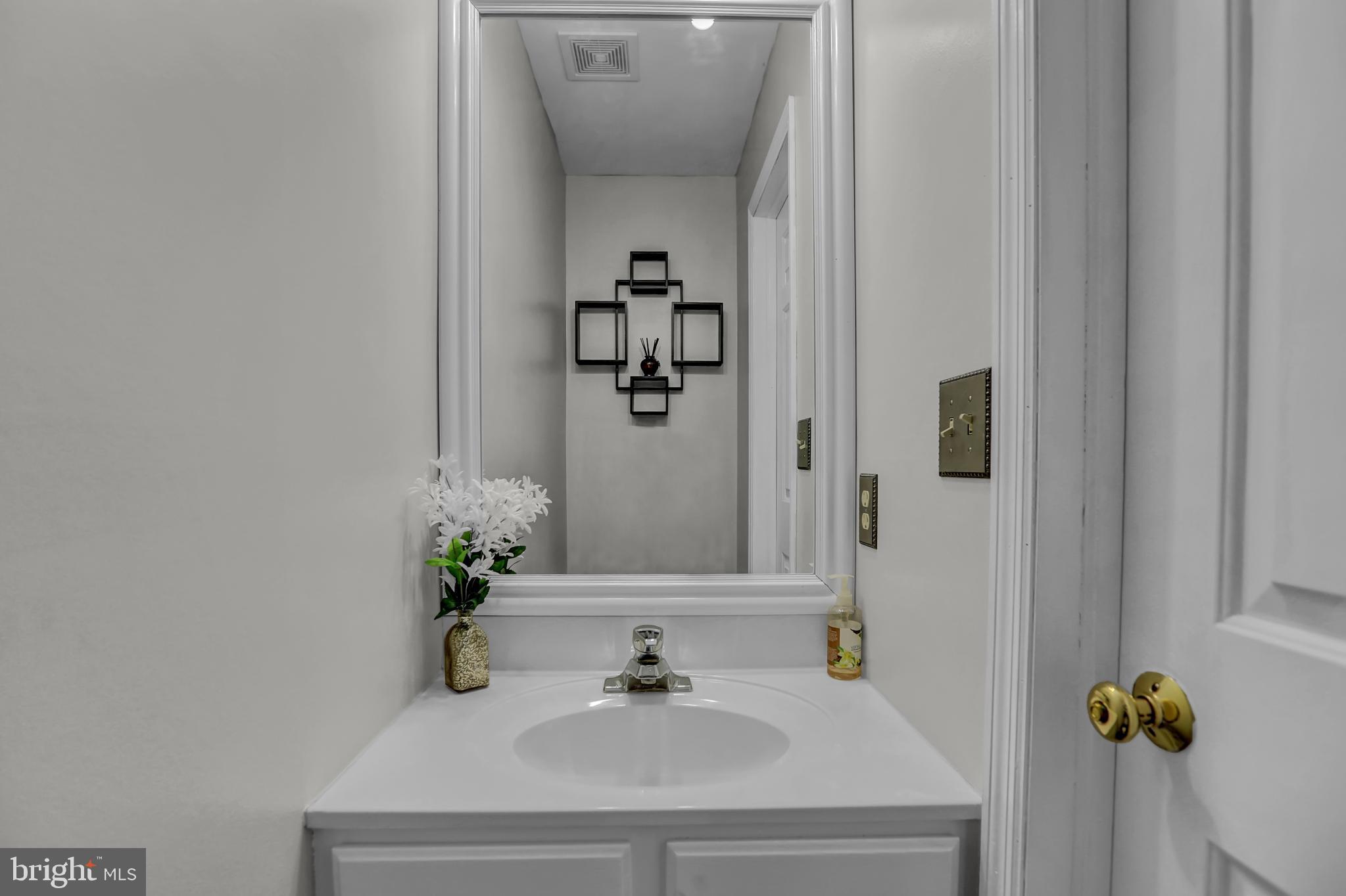 201 Riders Way Lebanon, PA 17042 - Photo 14 of 27 1st Floor Half Bath