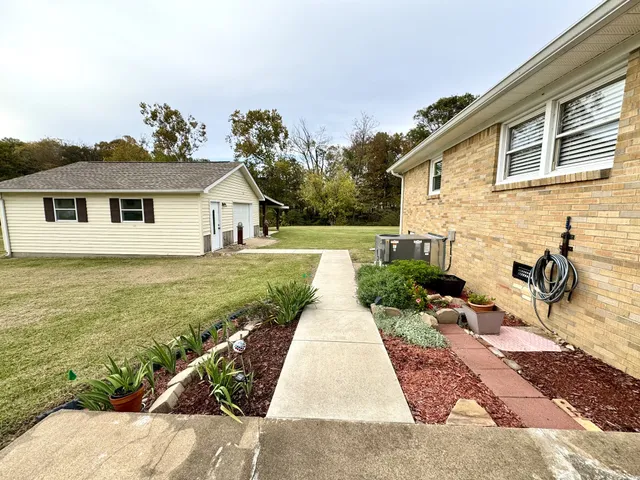 a view of a house with backyard