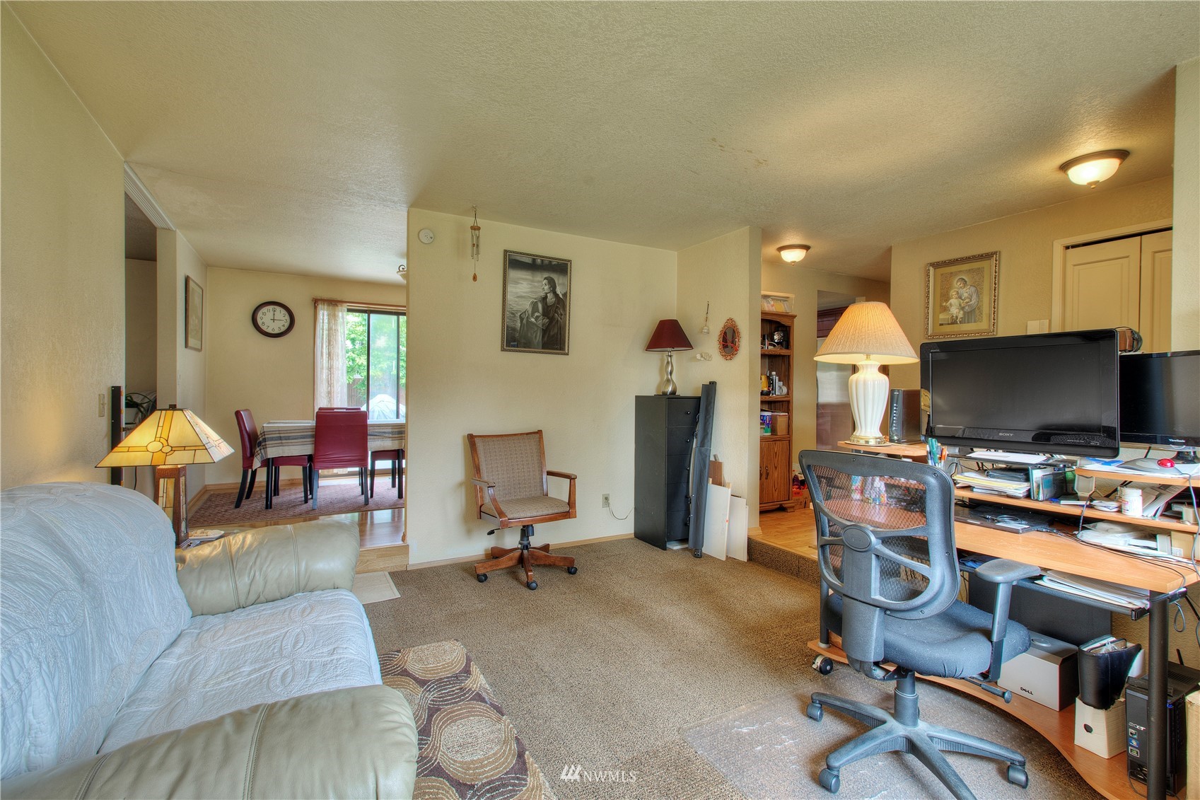 9216 South 239th Street Kent, WA 98031 - Photo 3 of 20 a workspace with furniture