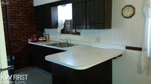 2395 Murphy Road Flint, MI 48504 - Photo 8 of 24 20452841-7.JPG