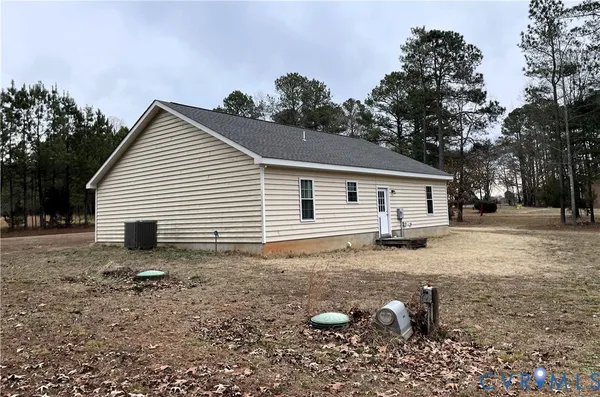 a view of a house with backyard