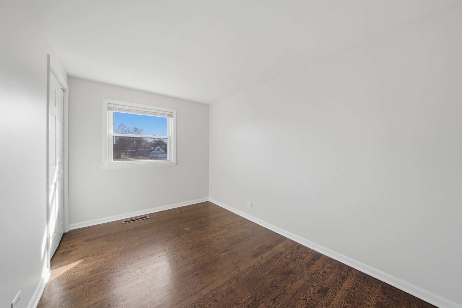 74 West 140th Street Riverdale, IL 60827 - Photo 22 of 37 an empty room with a workbench