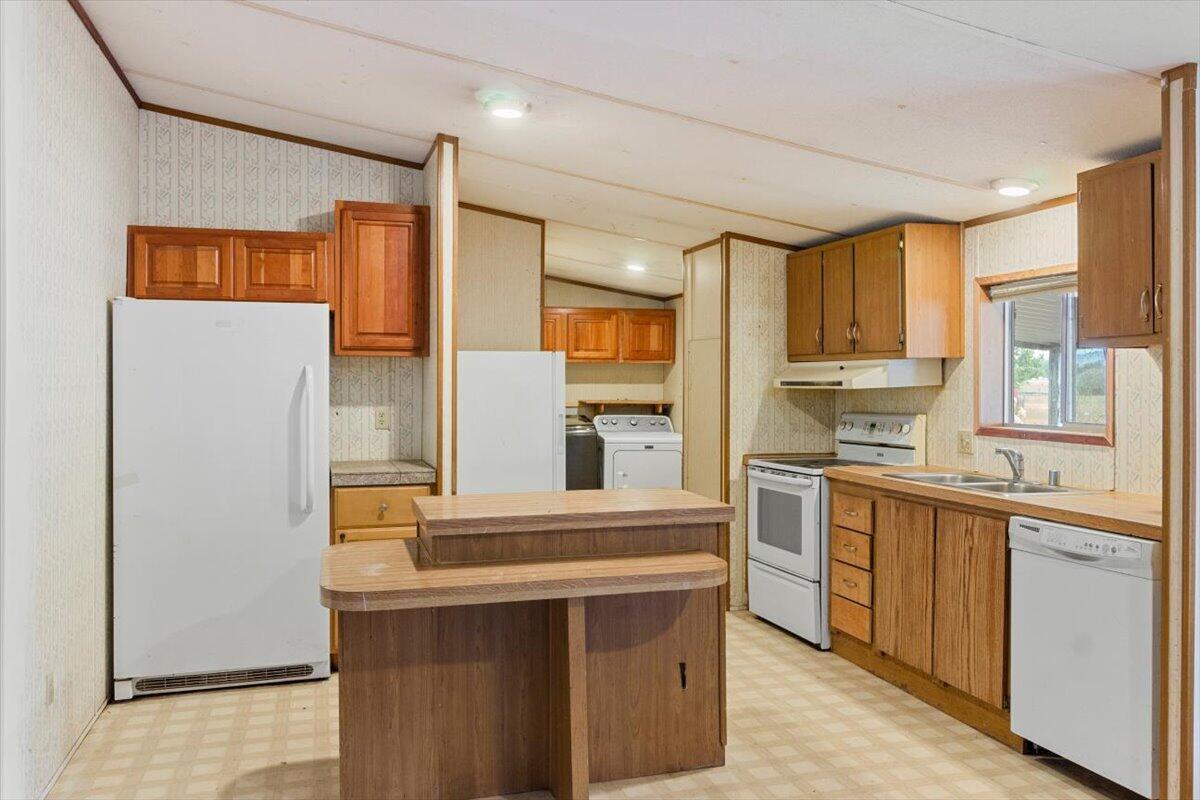 6850 Downing Road, Unit 66 Central Point, OR 97502 - Photo 6 of 15 Kitchen