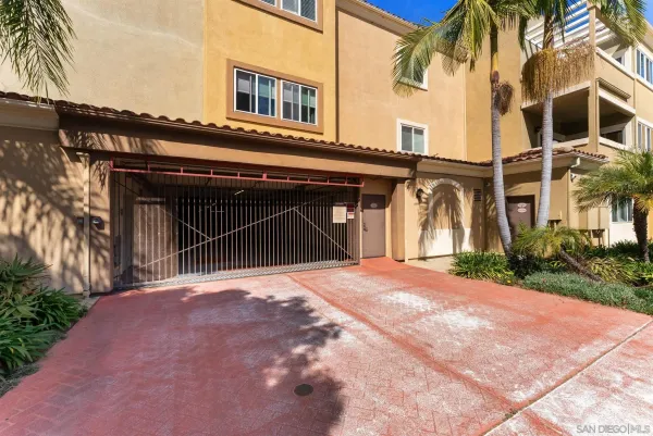 $925,000 | 1100 Civic Center Drive, Unit C25, Oceanside, CA 92054