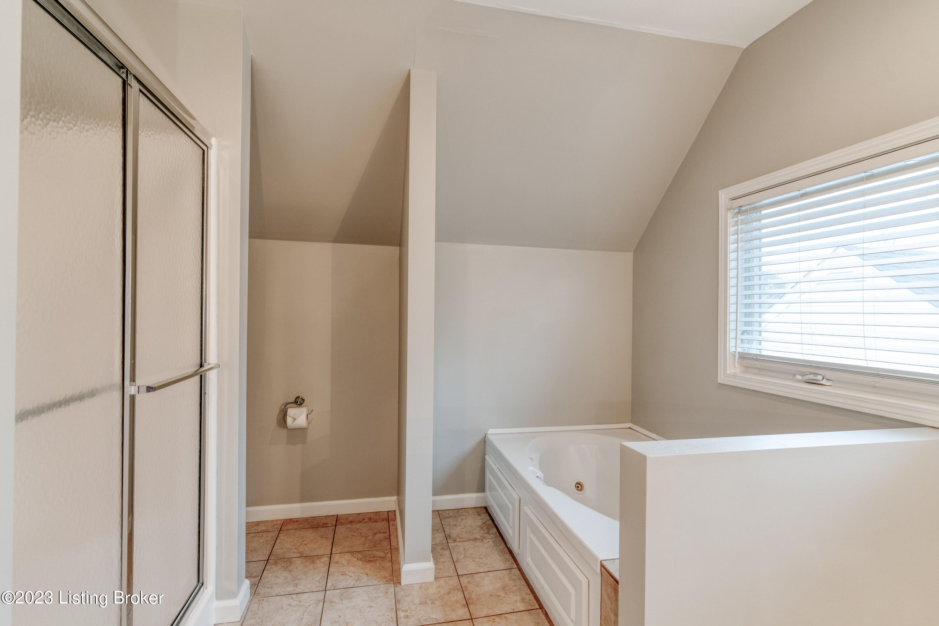 4103 Winchester Road Louisville, KY 40207 - Photo 27 of 40 026 - 20231117 09872