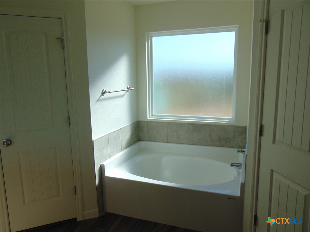 3202 Salt Fork Drive Killeen, TX 76549 - Photo 14 of 25 a bathroom with a bathtub