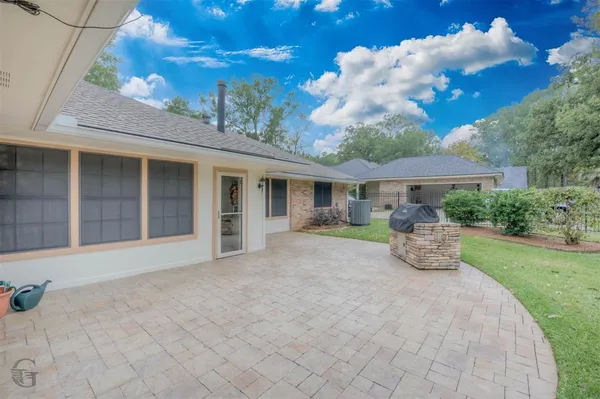 a view of a house with backyard and porch