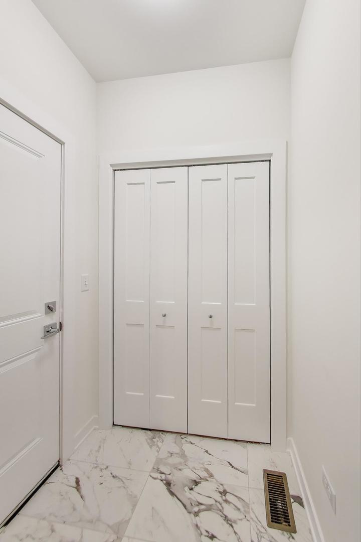 898 North Quentin Road Palatine, IL 60067 - Photo 21 of 28