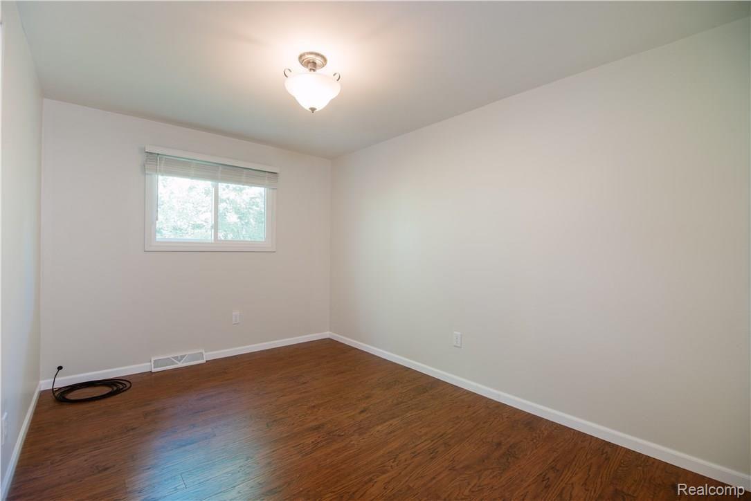 3309 Ormond Road White Lake, MI 48383 - Photo 9 of 27 3309 Ormond Listing Gary Omell-11.jpg