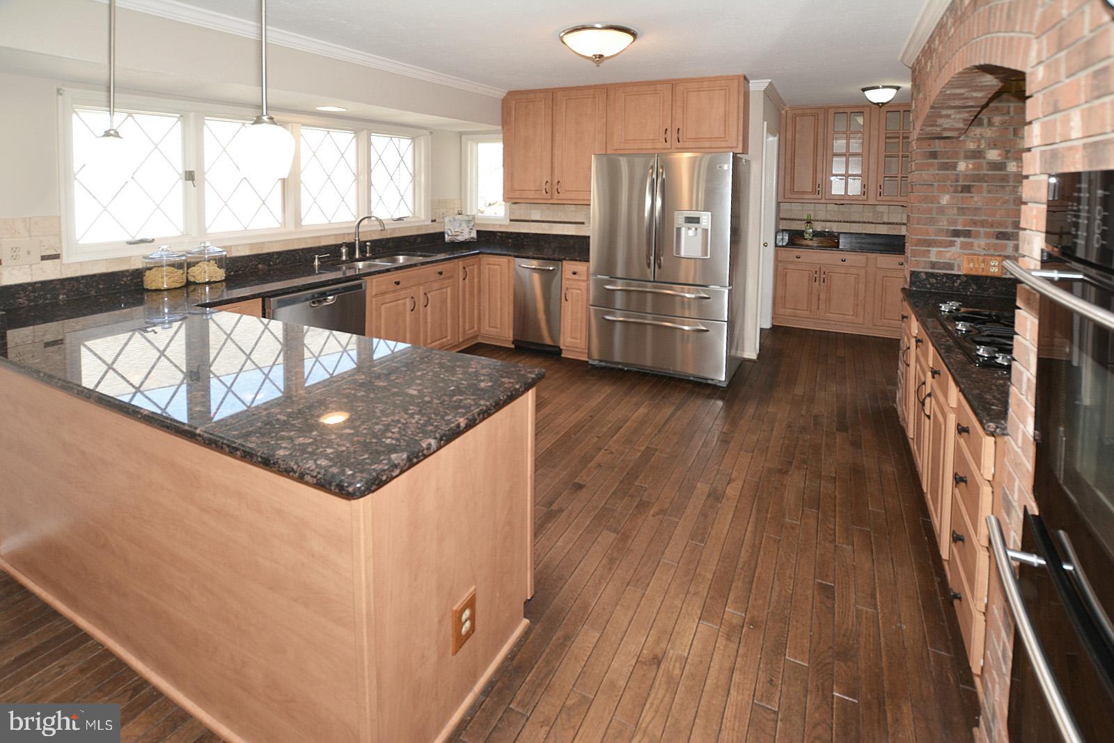 81 Rutherford Circle Sterling, VA 20165 - Photo 13 of 55 Kitchen w/ granite and stainless steel appliances