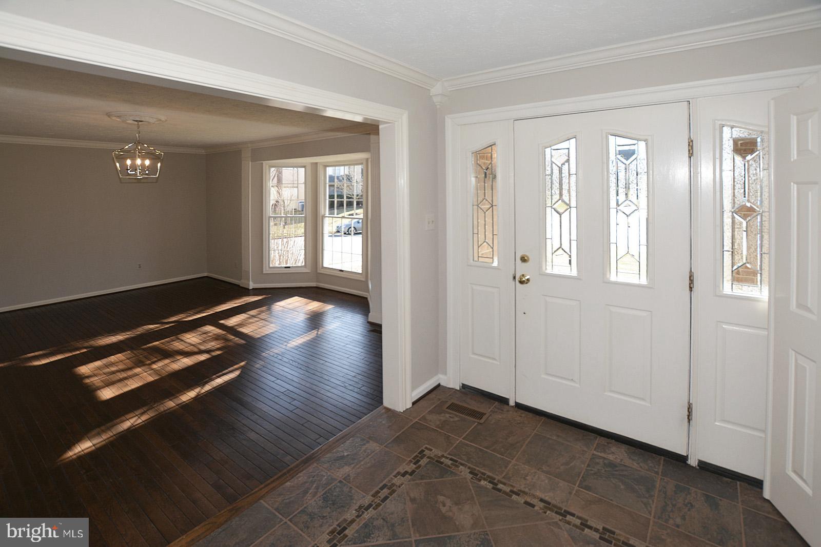81 Rutherford Circle Sterling, VA 20165 - Photo 4 of 55 Large inviting foyer