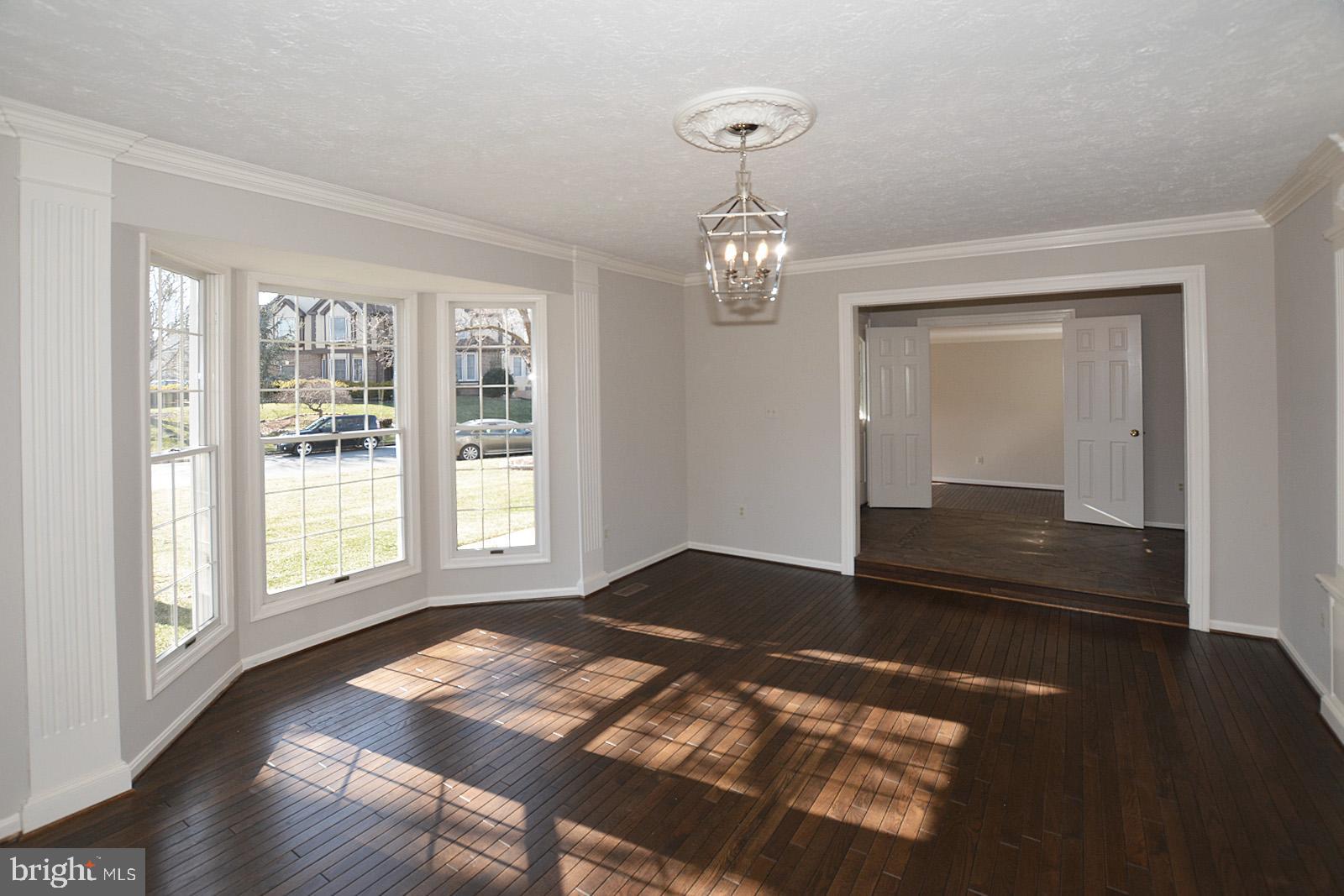 81 Rutherford Circle Sterling, VA 20165 - Photo 8 of 55 Features bay window, hardwoods, new light fixtures