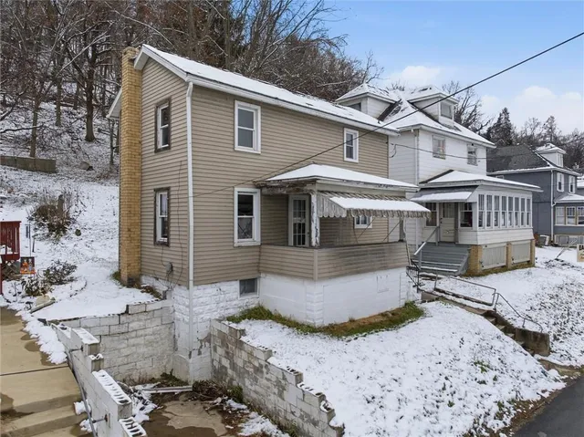 a view of a house with a yard