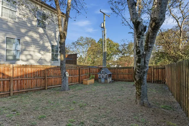 a view of a backyard