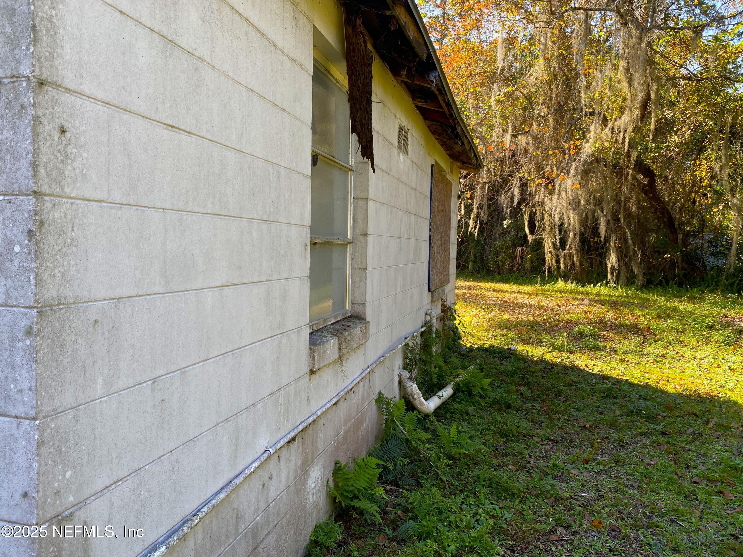228 Yelvington Road East Palatka, FL 32131 - Photo 19 of 32 a view of a back yard of the house