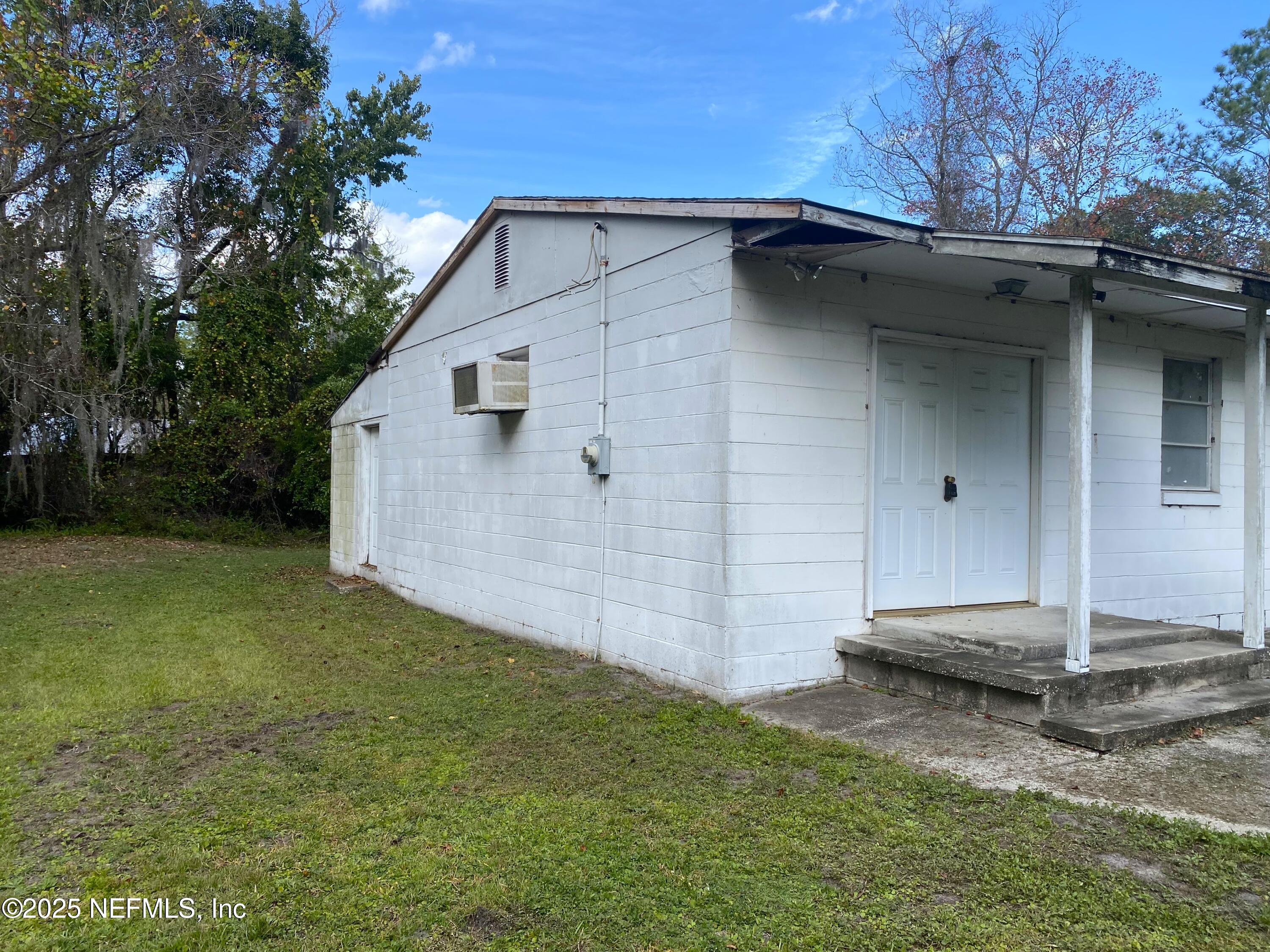 228 Yelvington Road East Palatka, FL 32131 - Photo 25 of 32 a backyard of a house with lots of green space