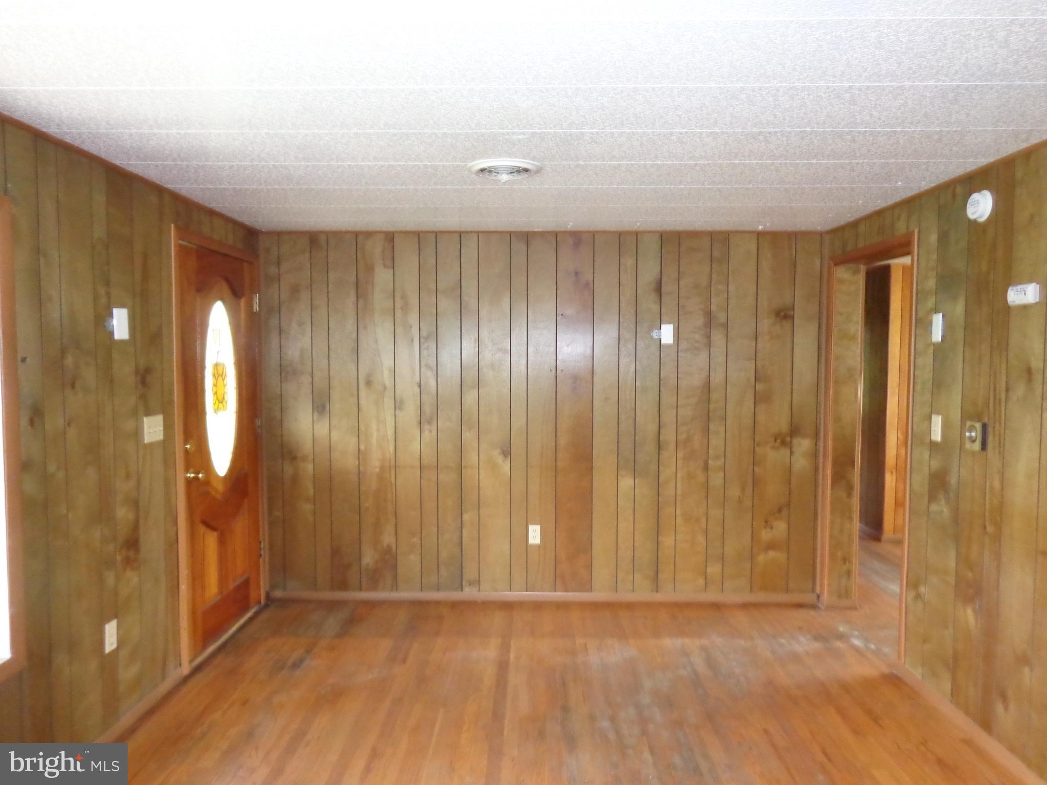 14201 Clear Spring Road Williamsport, MD 21795 - Photo 3 of 12 Living Room