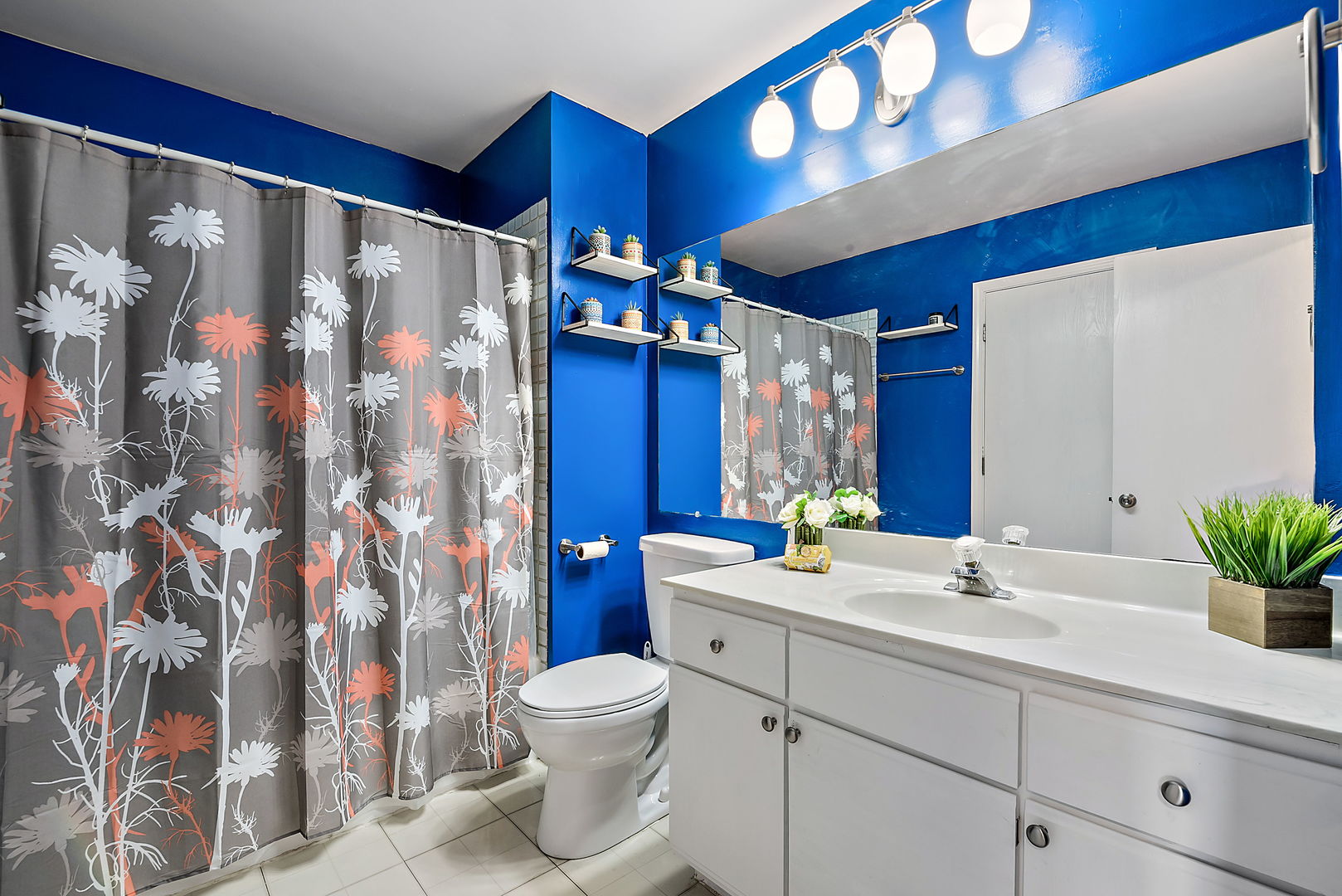 986 Ridgefield Lane Wheeling, IL 60090 - Photo 11 of 17 a bathroom with a sink toilet and shower