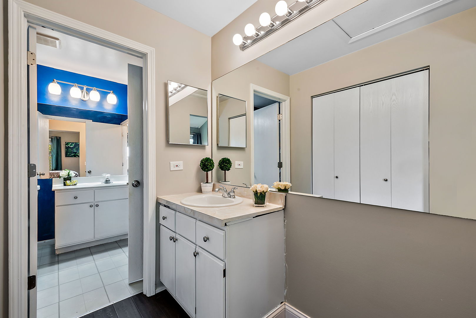 986 Ridgefield Lane Wheeling, IL 60090 - Photo 13 of 17 a bathroom with a sink vanity and a mirror