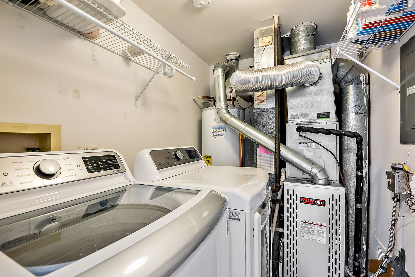 986 Ridgefield Lane Wheeling, IL 60090 - Photo 16 of 17 a utility room with dryer and washer