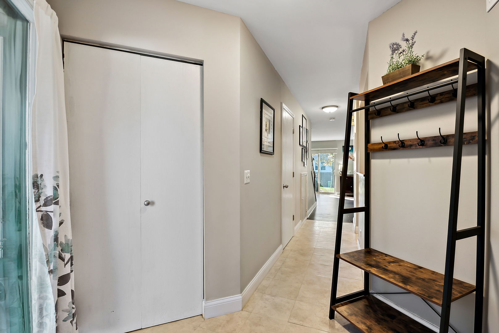 986 Ridgefield Lane Wheeling, IL 60090 - Photo 3 of 17 a view of a hallway with elevator