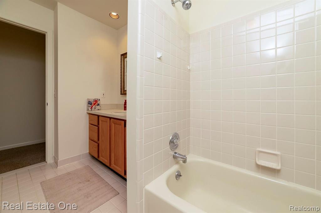 2126 London Bridge Drive Rochester Hills, MI 48307 - Photo 20 of 27