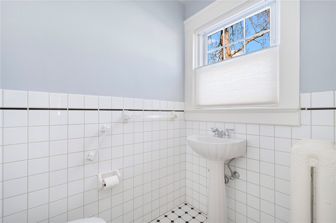 8 Druid Road Warwick, RI 02888 - Photo 16 of 34