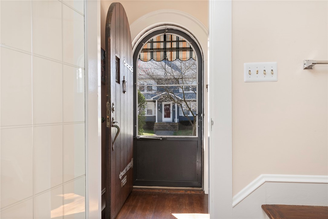 8 Druid Road Warwick, RI 02888 - Photo 3 of 34