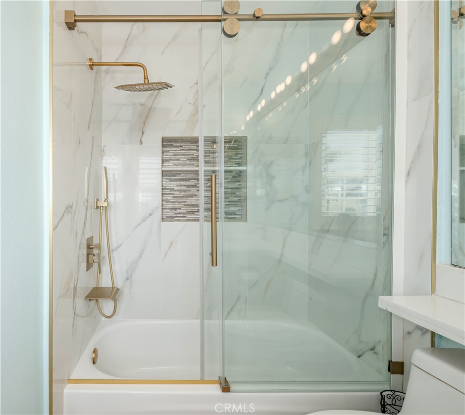 9574 Tivoli Circle Cypress, CA 90630 - Photo 40 of 68 a bathroom with a bathtub