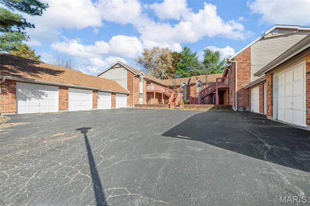 $99,900 | 3703 Candlewyck Club Drive, Unit D, Florissant, MO 63034