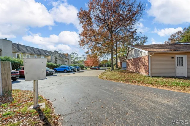 $99,900 | 3703 Candlewyck Club Drive, Unit D, Florissant, MO 63034