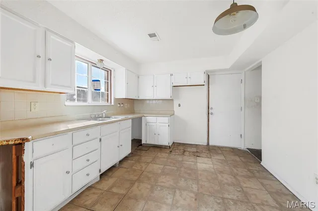 $99,900 | 3703 Candlewyck Club Drive, Unit D, Florissant, MO 63034