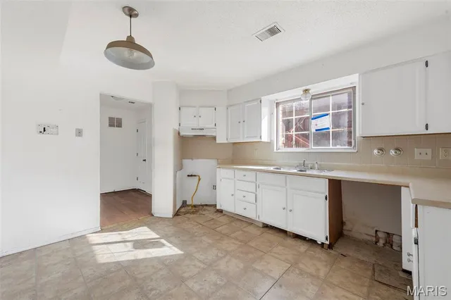 $99,900 | 3703 Candlewyck Club Drive, Unit D, Florissant, MO 63034