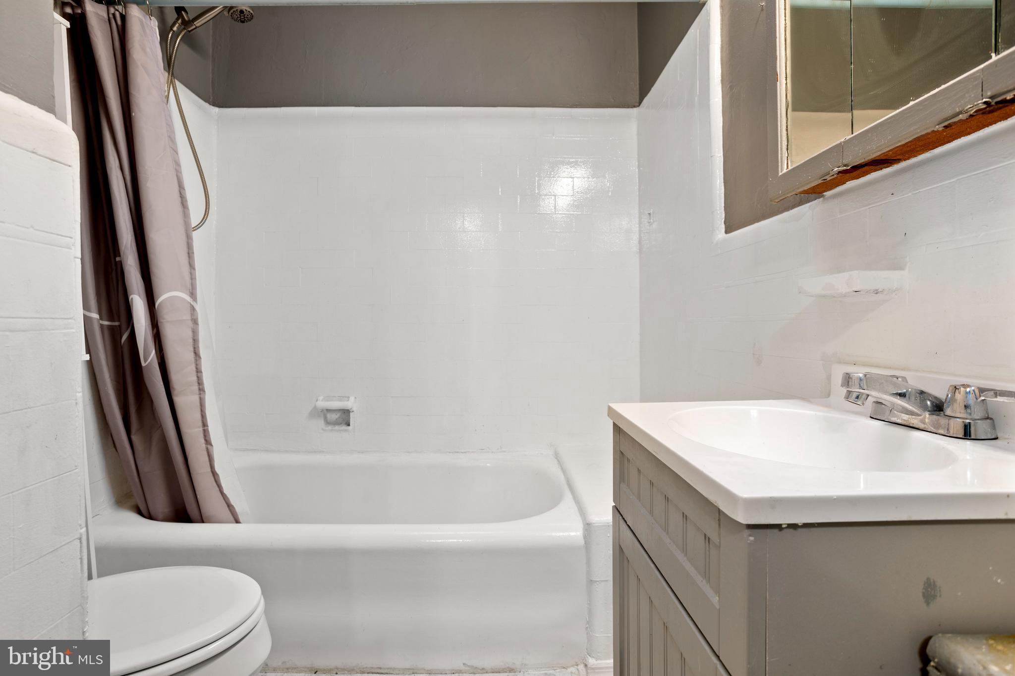 419 Hampden Road Upper Darby, PA 19082 - Photo 23 of 35 Main Bath