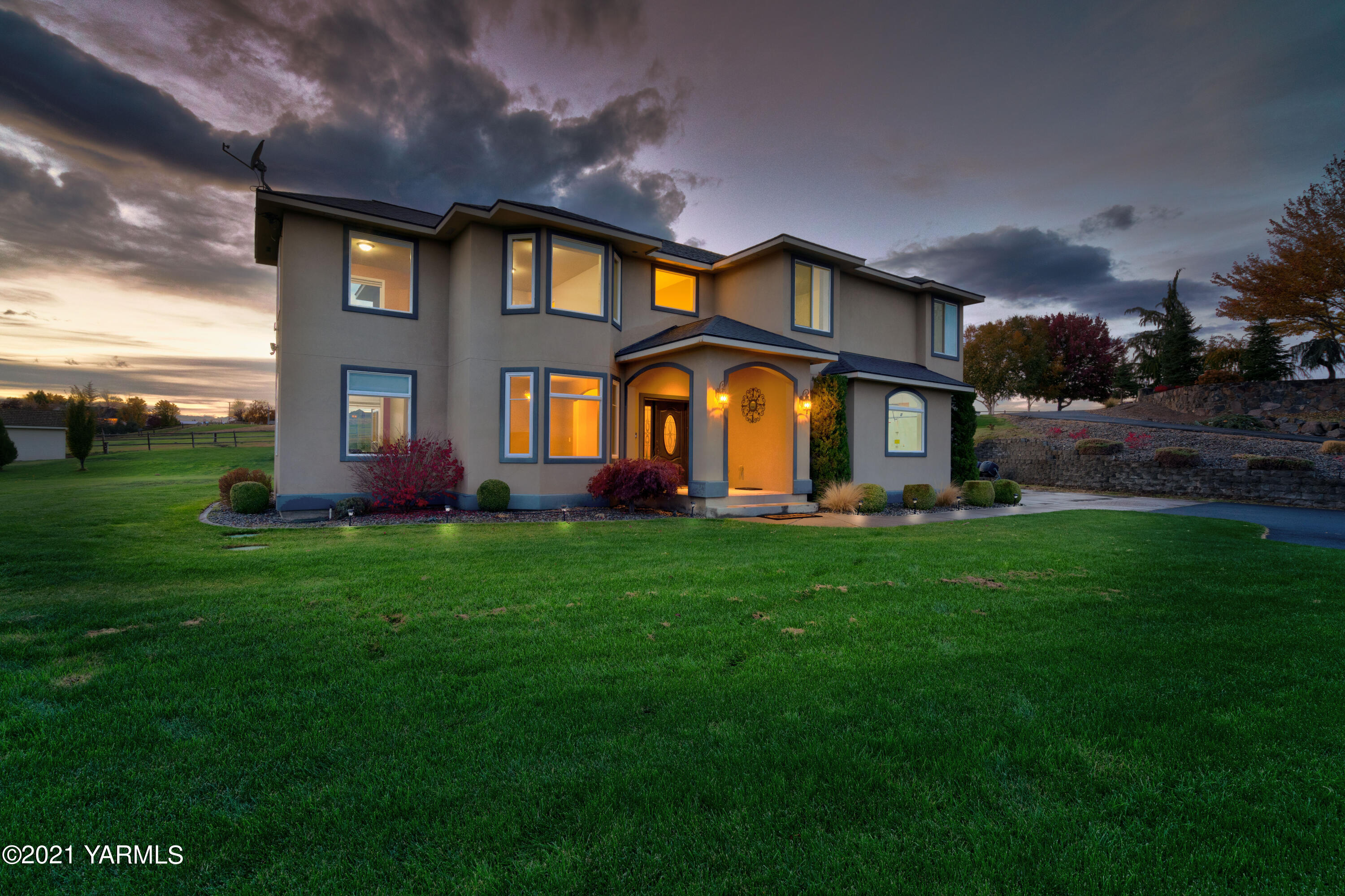10807 Zier Road Yakima, WA 98908 - Photo 2 of 44 a front view of house with yard and green space