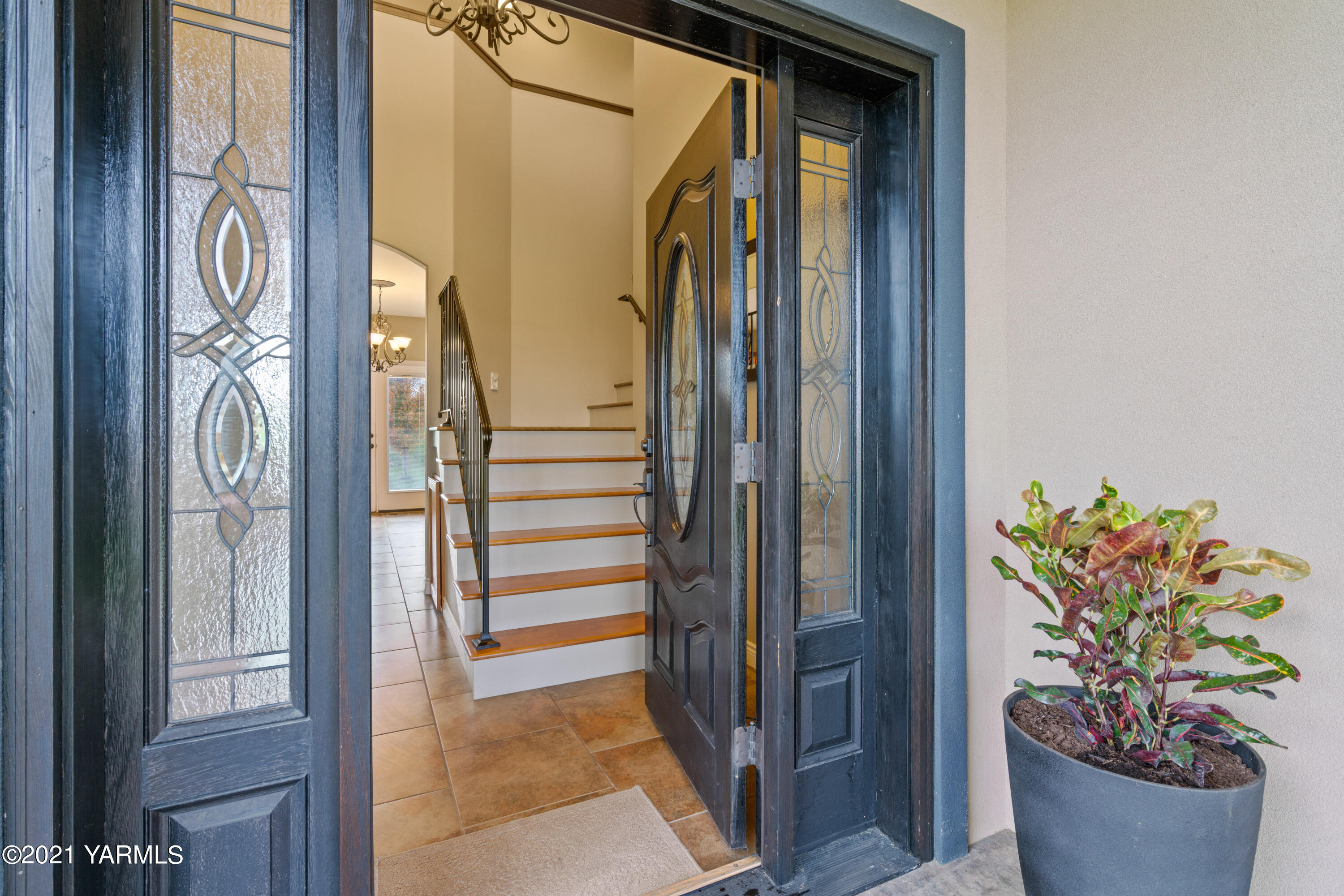 10807 Zier Road Yakima, WA 98908 - Photo 11 of 44 a view of a entryway