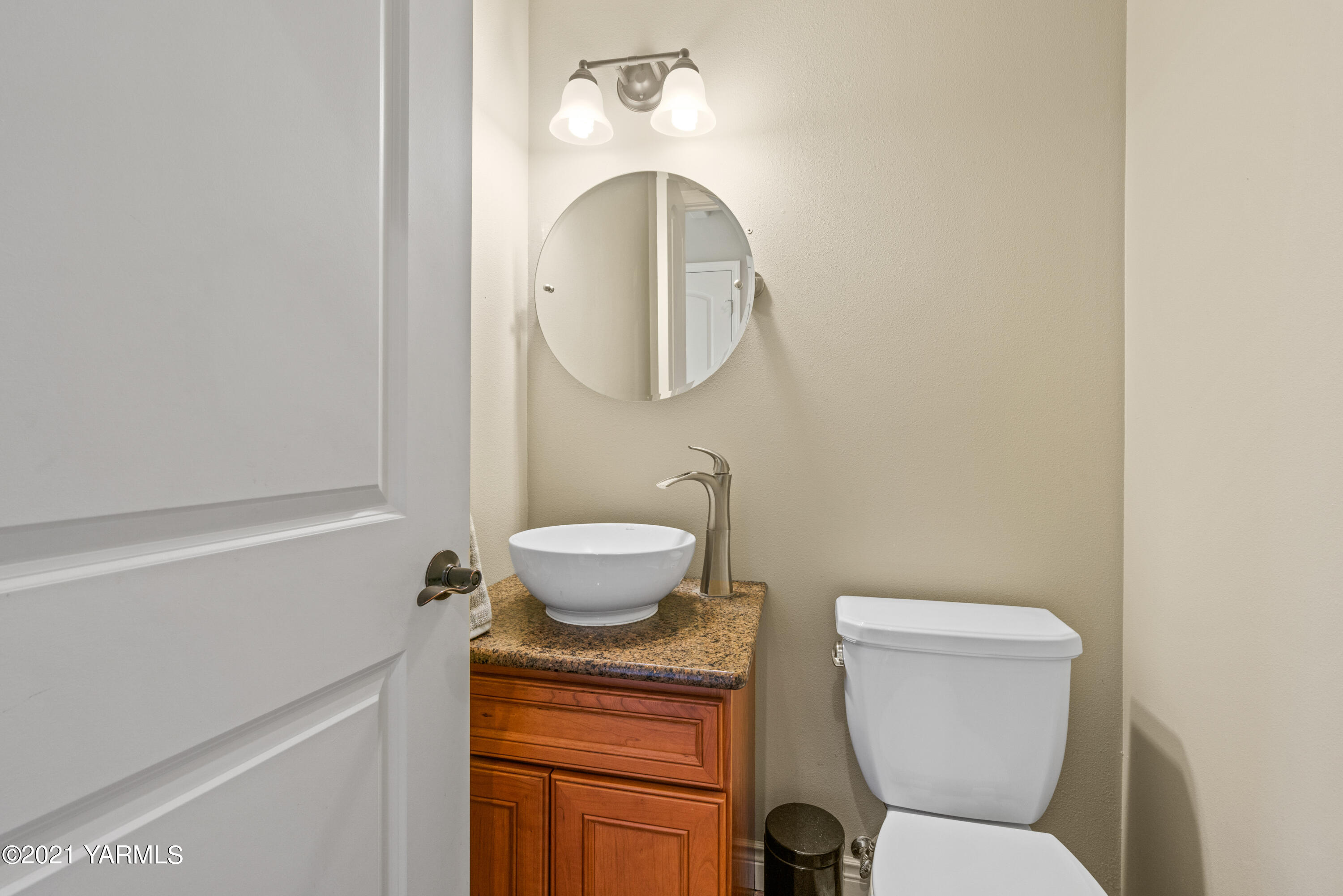 10807 Zier Road Yakima, WA 98908 - Photo 20 of 44 a bathroom with a toilet a sink and a mirror