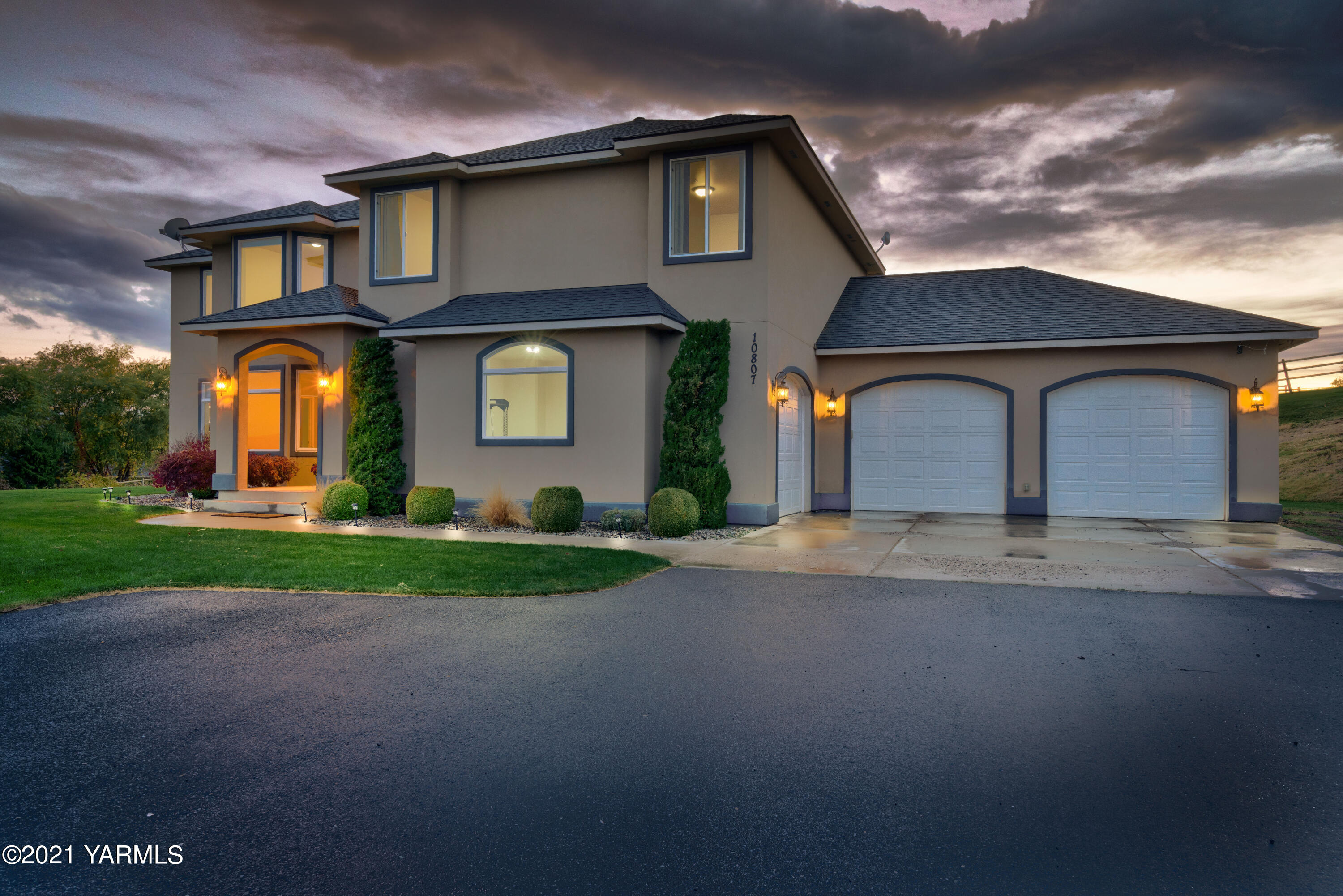 10807 Zier Road Yakima, WA 98908 - Photo 3 of 44 a front view of a house with a yard and garage