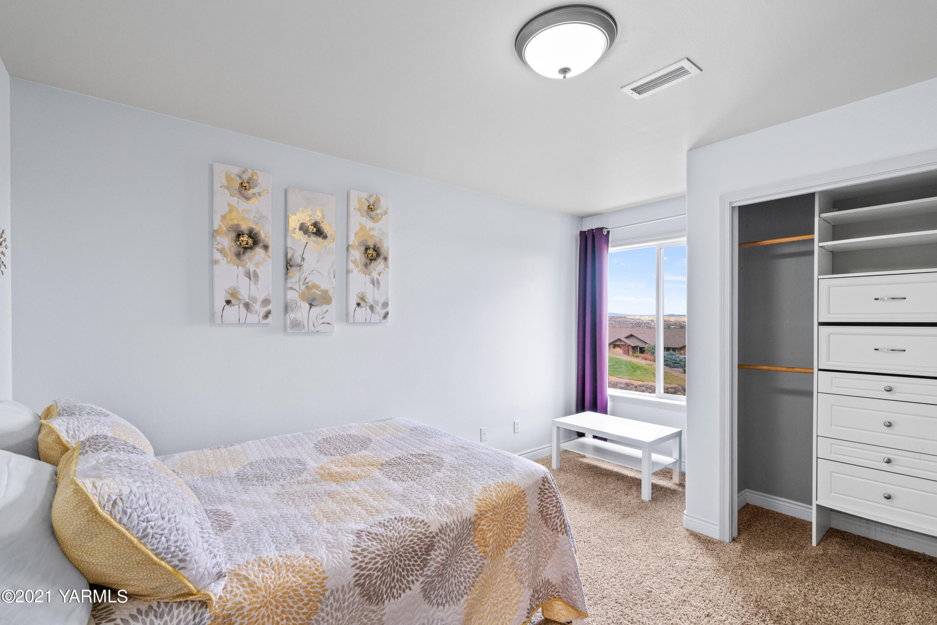10807 Zier Road Yakima, WA 98908 - Photo 22 of 44 a bedroom with a bed and a desk