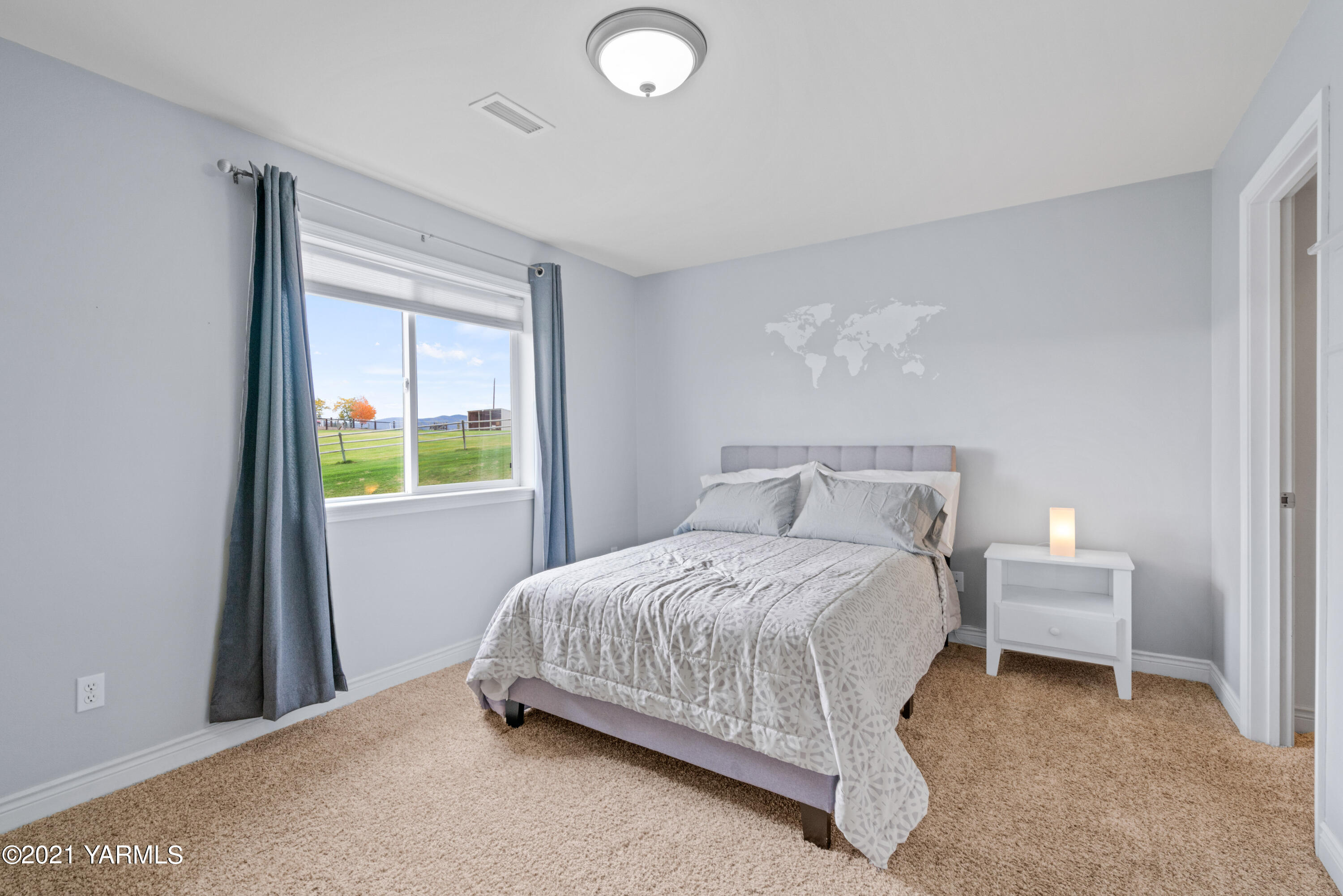 10807 Zier Road Yakima, WA 98908 - Photo 23 of 44 a bedroom with a bed and a lamp