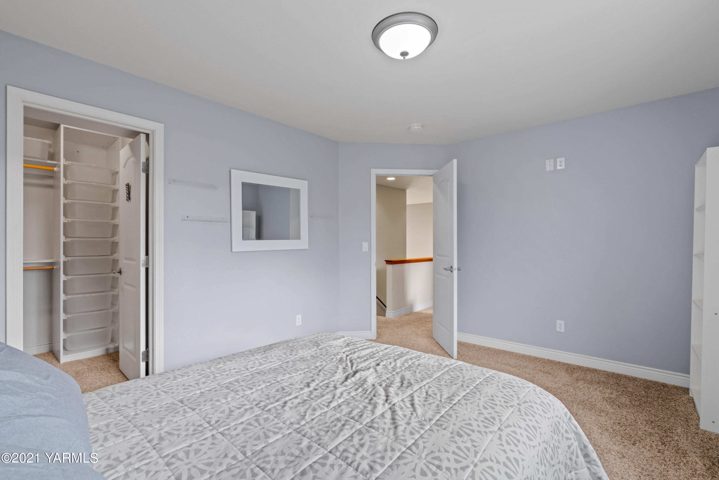 10807 Zier Road Yakima, WA 98908 - Photo 24 of 44 a bedroom with a bed and a mirror