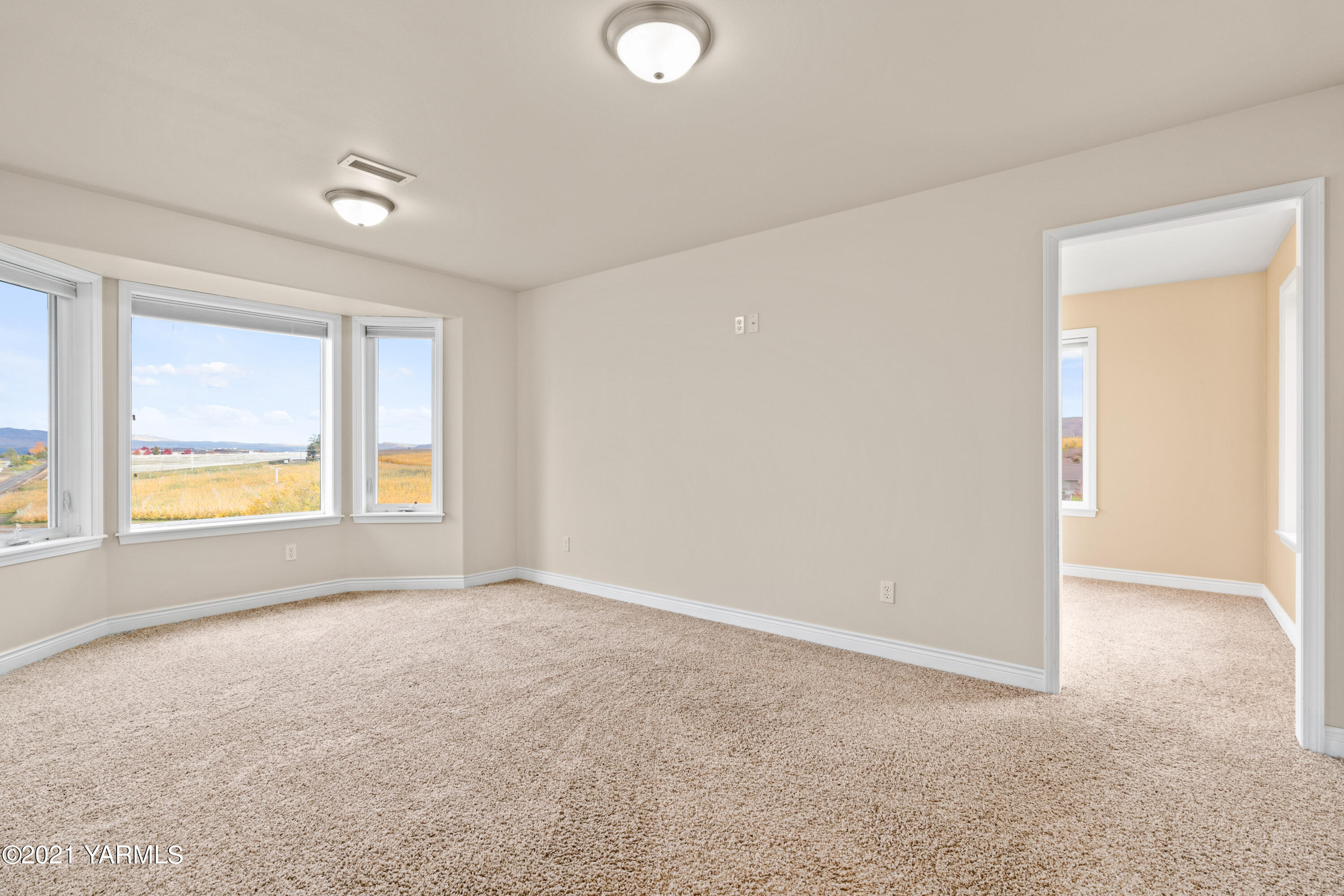 10807 Zier Road Yakima, WA 98908 - Photo 27 of 44 a view of an empty room with a window