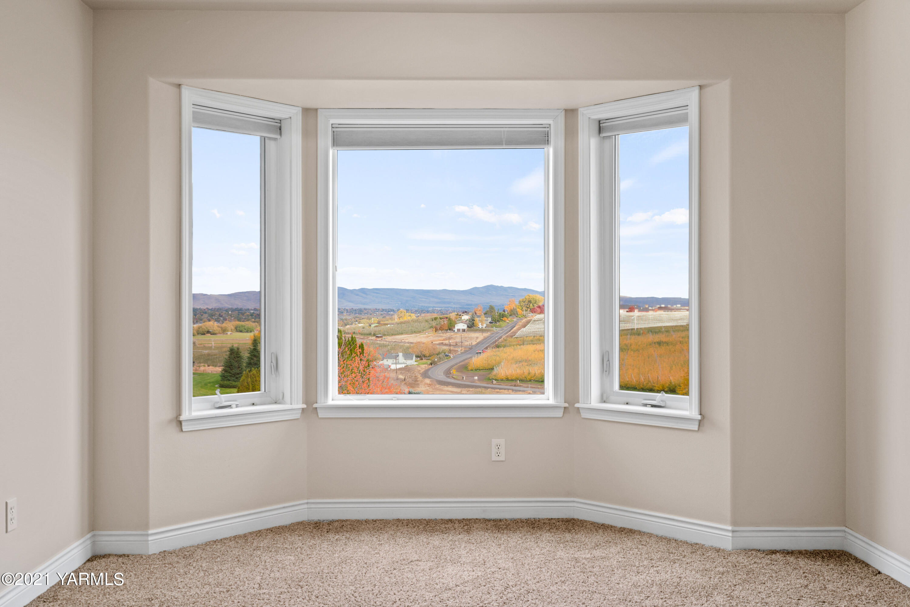 10807 Zier Road Yakima, WA 98908 - Photo 28 of 44 a view of an empty room with a window