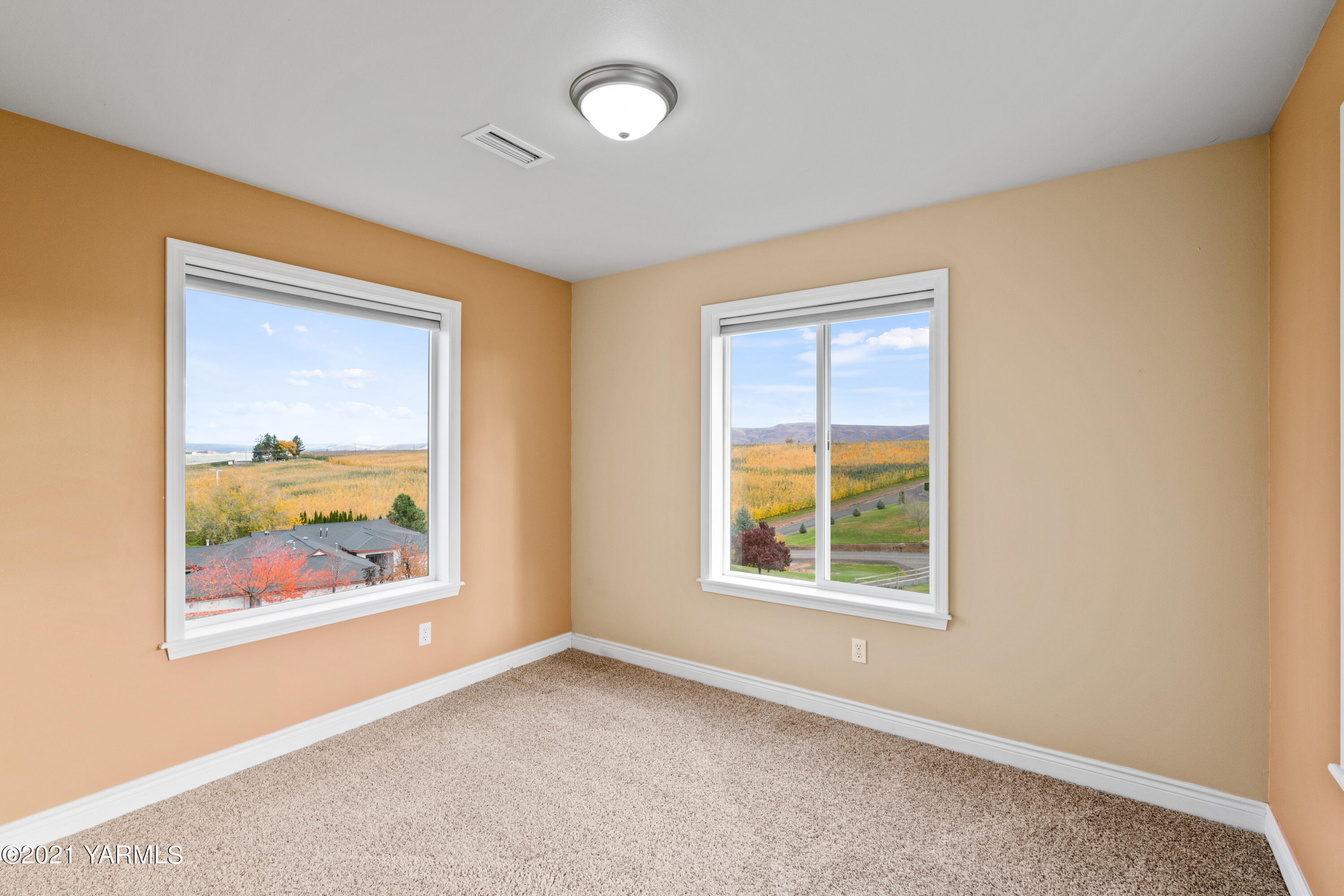 10807 Zier Road Yakima, WA 98908 - Photo 29 of 44 an empty room with windows