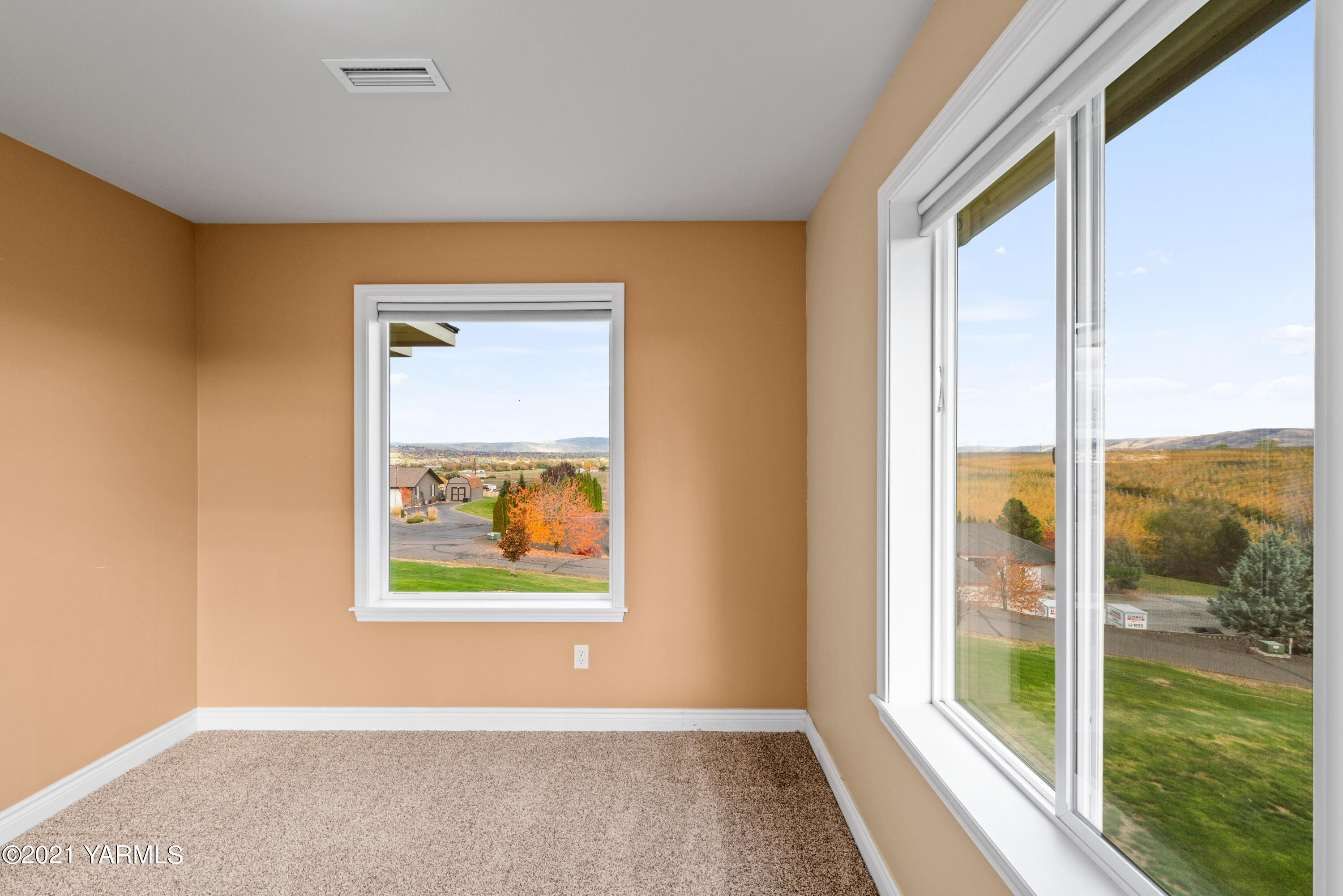 10807 Zier Road Yakima, WA 98908 - Photo 30 of 44 a view of a room that has a bed
