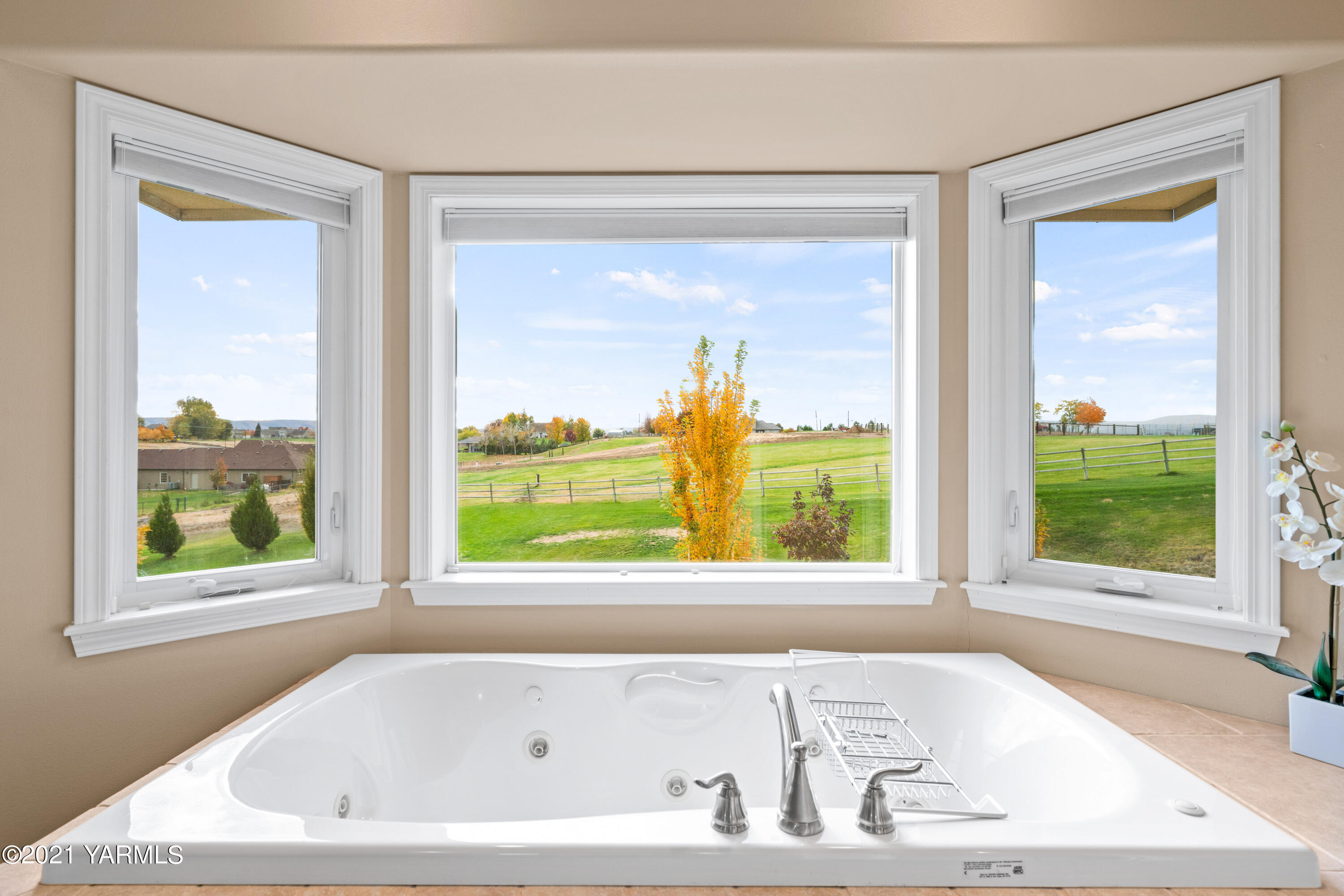 10807 Zier Road Yakima, WA 98908 - Photo 32 of 44 a bathroom with a bathtub and next to a window