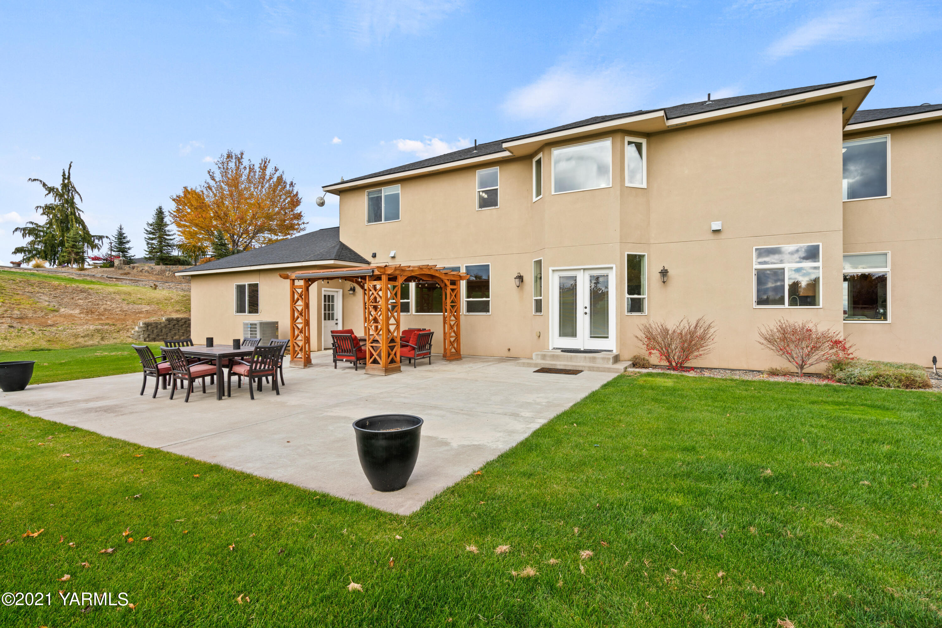 10807 Zier Road Yakima, WA 98908 - Photo 35 of 44 a view of a house with pool and chairs
