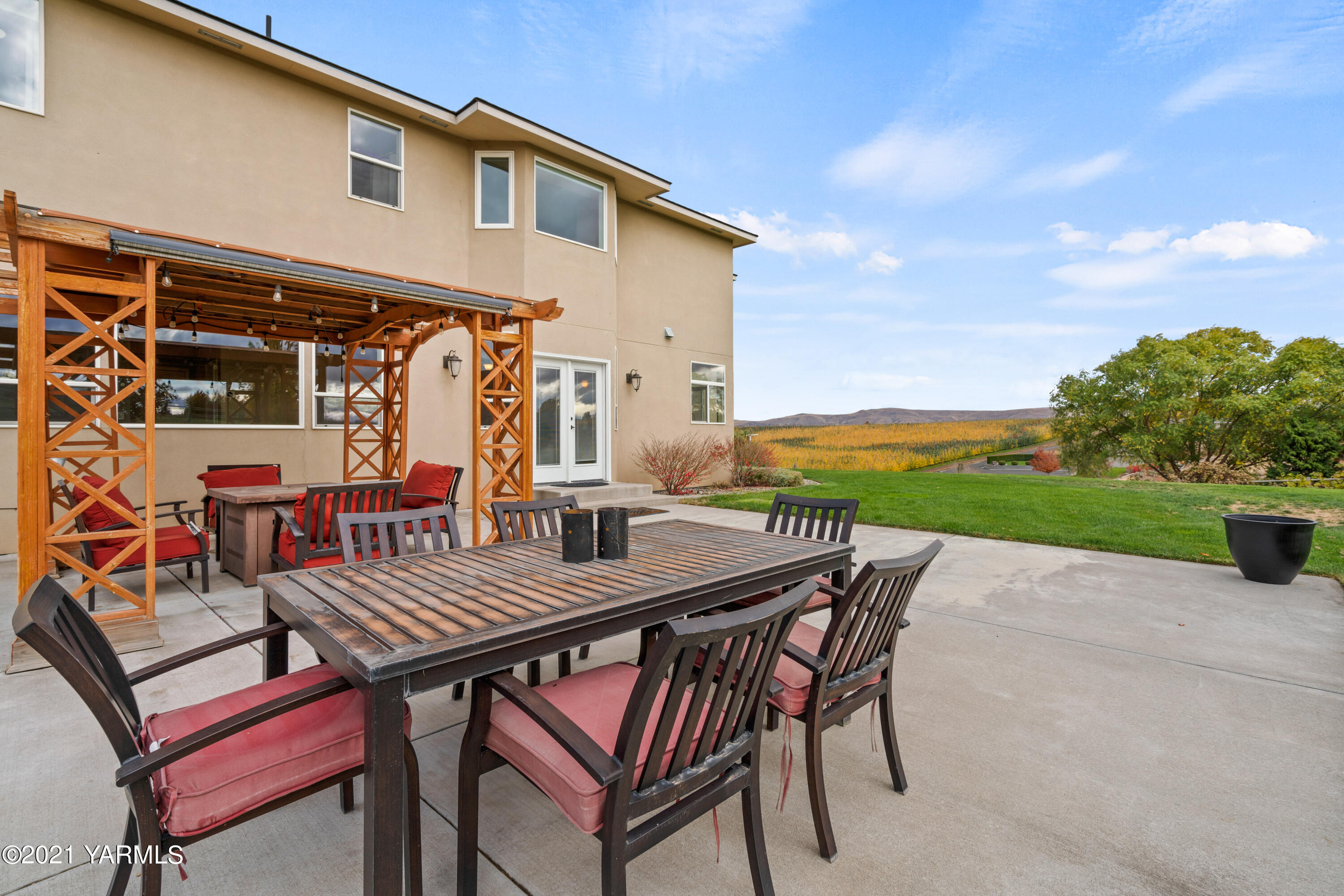 10807 Zier Road Yakima, WA 98908 - Photo 36 of 44 a view of a patio with a table and chairs