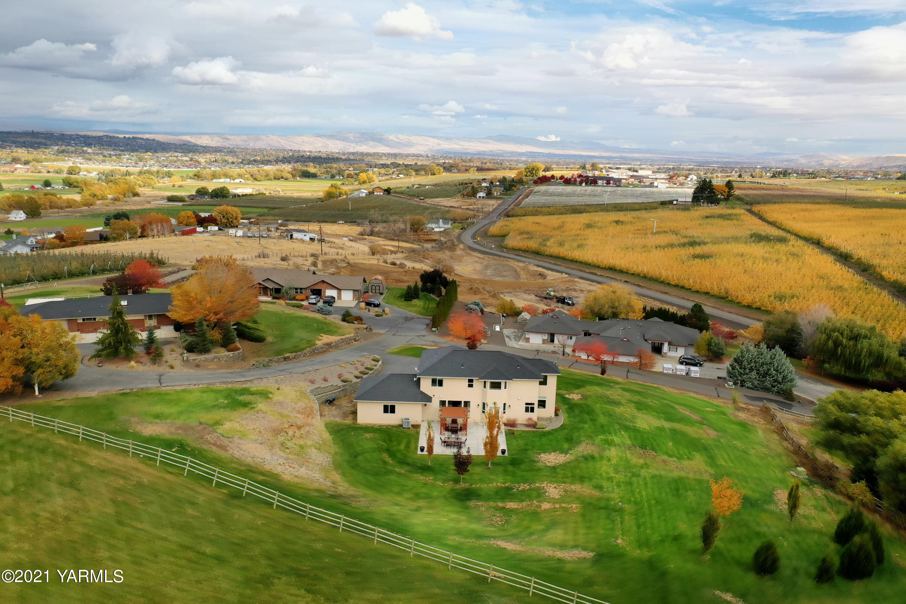 10807 Zier Road Yakima, WA 98908 - Photo 39 of 44 an aerial view of residential houses with outdoor space